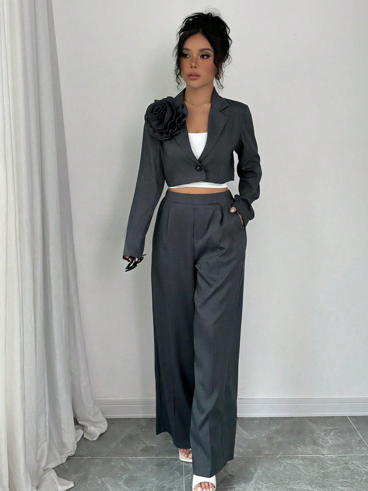 Set giacca e pantaloni a gamba ampia con applicazioni floreali manica lunga donna,