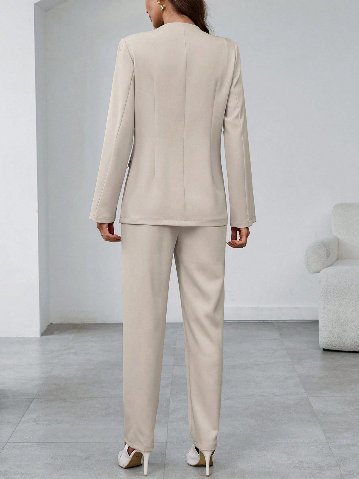 Completo elegante da donna in tinta unita con blazer a maniche lunghe con apertura anteriore e pantaloni con tasche plissettate