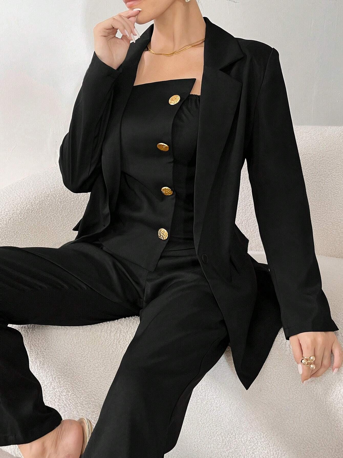 Completo da 3 pezzi composto da blazer monocolore, top corto e pantaloni a zampa