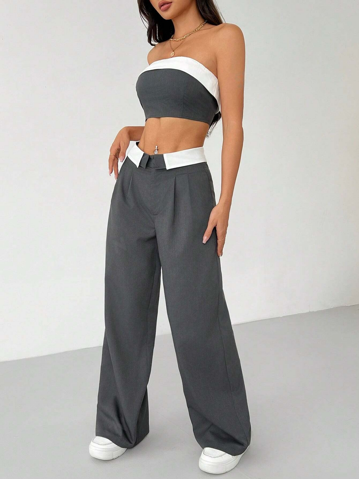 Blazer corto con collo a bavero e pantaloni moda palazzo e top tubo