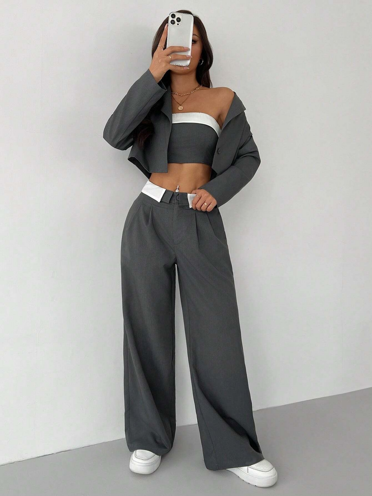 Blazer corto con collo a bavero e pantaloni moda palazzo e top tubo