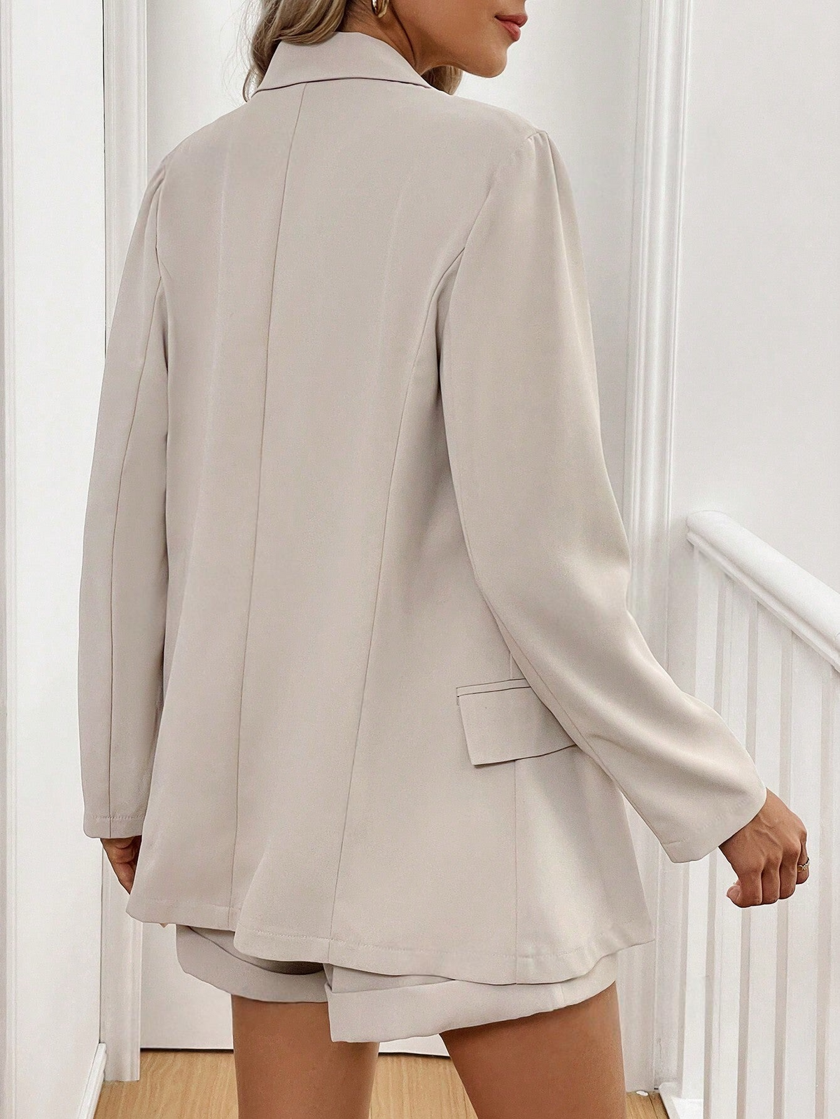 Tuta elegante a tre pezzi composta da gil� dal collo a V, vita in vita e pantaloncini
