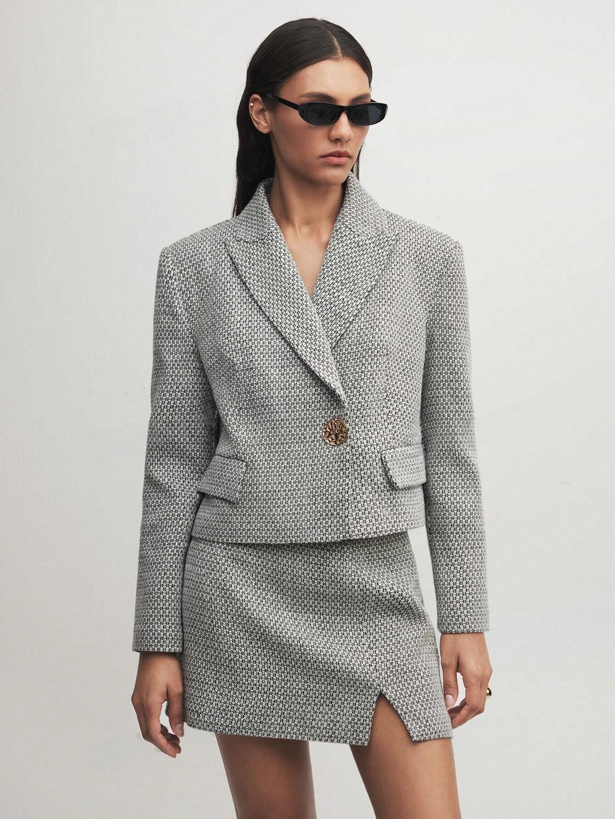 Completo da donna elegante per ufficio, composto da giacca blazer a quadri monopetto a maniche lunghe e gonna a matita con spacco al fondo