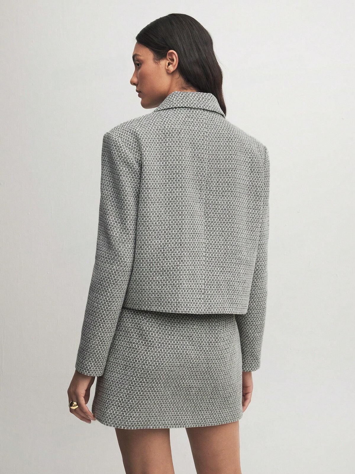 Completo da donna elegante per ufficio, composto da giacca blazer a quadri monopetto a maniche lunghe e gonna a matita con spacco al fondo
