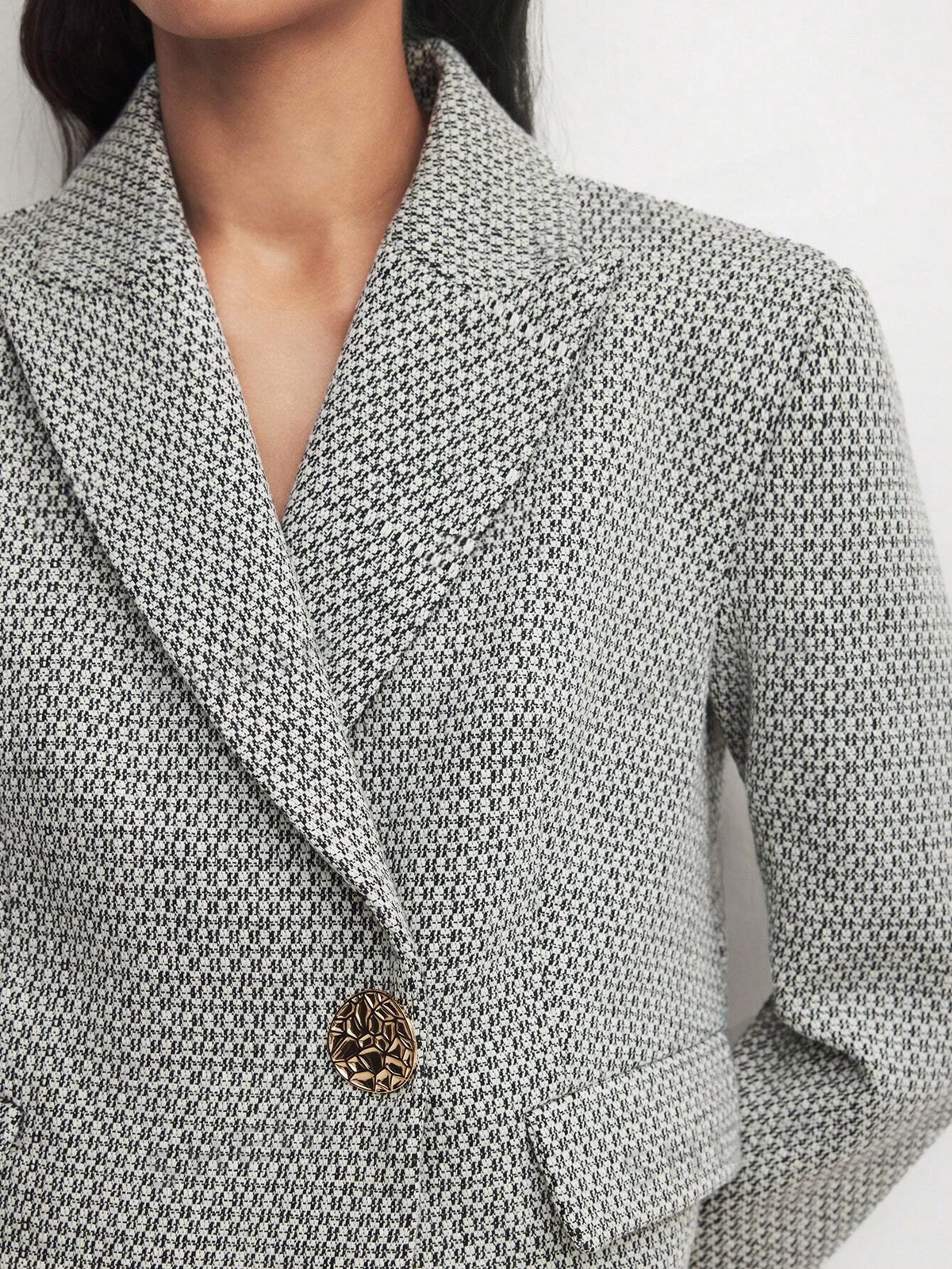 Completo da donna elegante per ufficio, composto da giacca blazer a quadri monopetto a maniche lunghe e gonna a matita con spacco al fondo