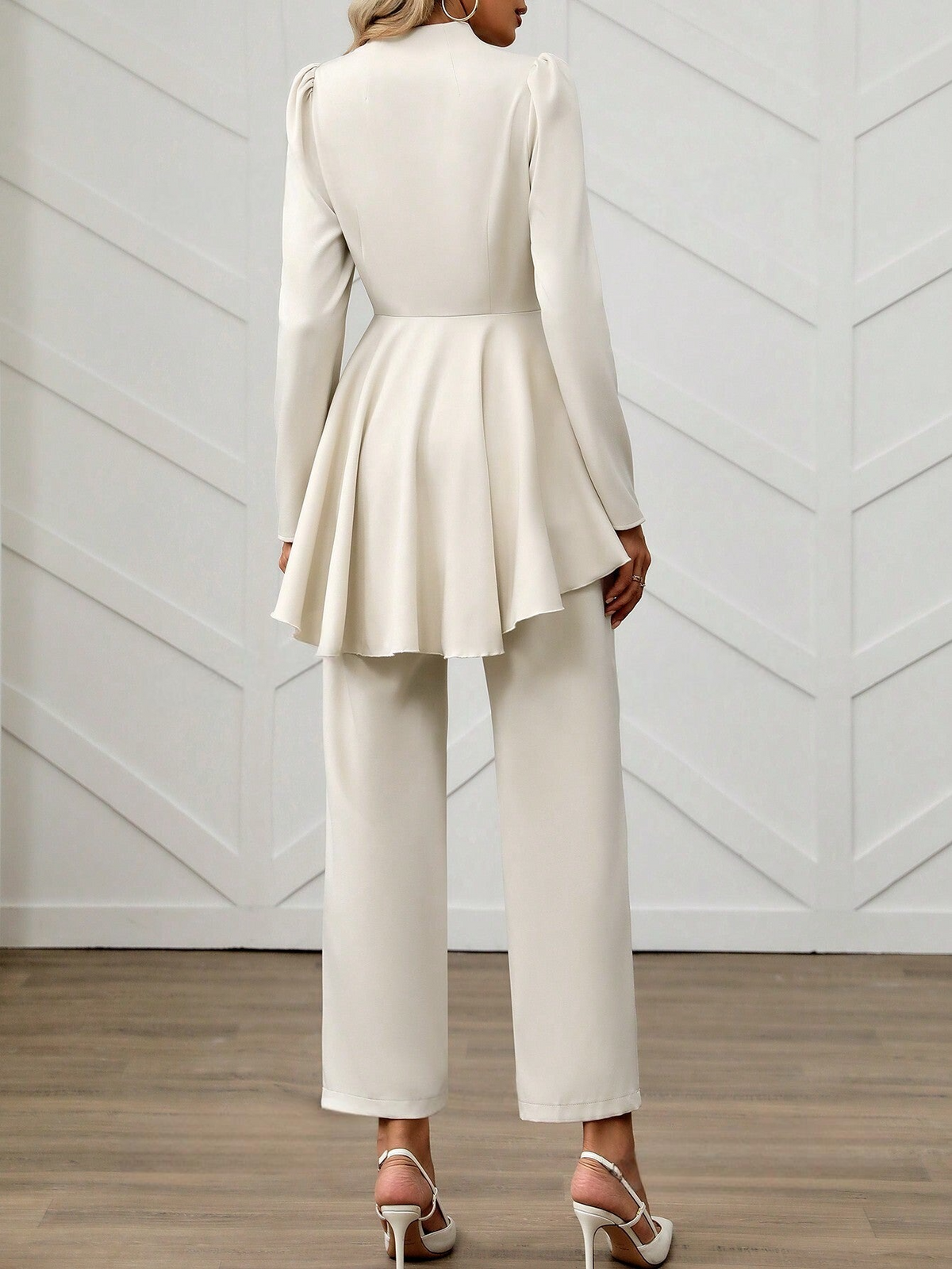 Set elegante e affascinante di abbigliamento da lavoro da donna, caratterizzato da una blusa a maniche lunghe con collo, vita segnata e bordo con volant, e pantaloni a vita alta a gamba dritta