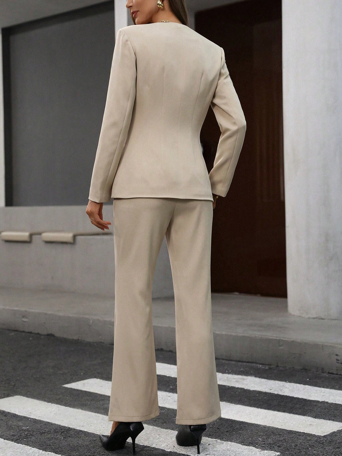 Completo di tailleur con motivo a spina di pesce, scollo a V, vita snellente, autunno
