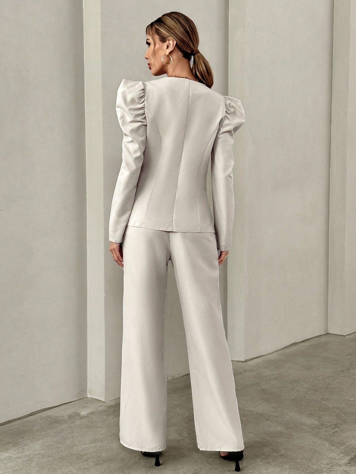 Completo con camicia con bottoni e maniche a palloncino stile cinese e pantaloni lunghi