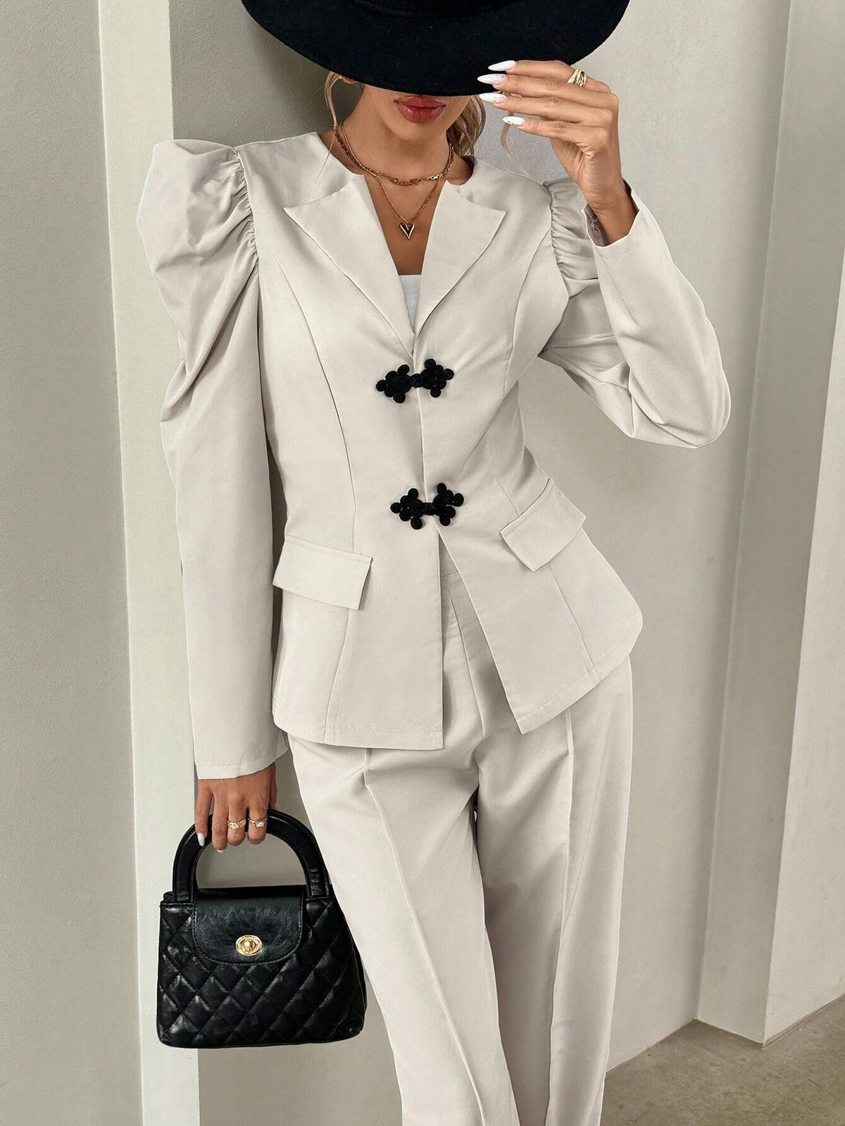 Completo con camicia con bottoni e maniche a palloncino stile cinese e pantaloni lunghi