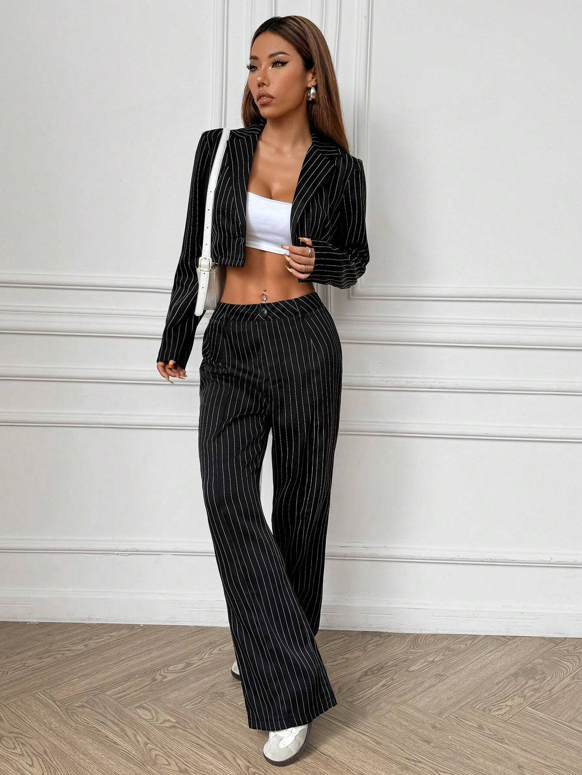 Outfit casual con top a maniche lunghe a collo alto a righe e pantaloni