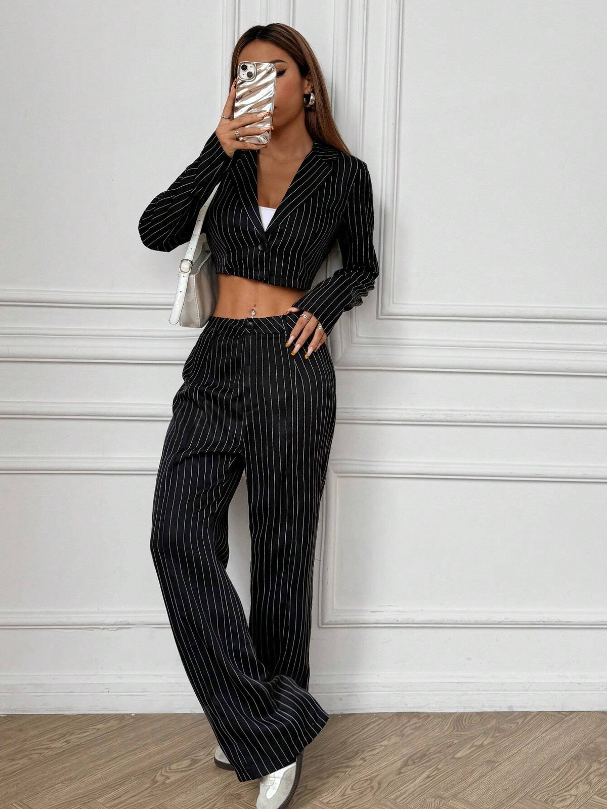 Outfit casual con top a maniche lunghe a collo alto a righe e pantaloni