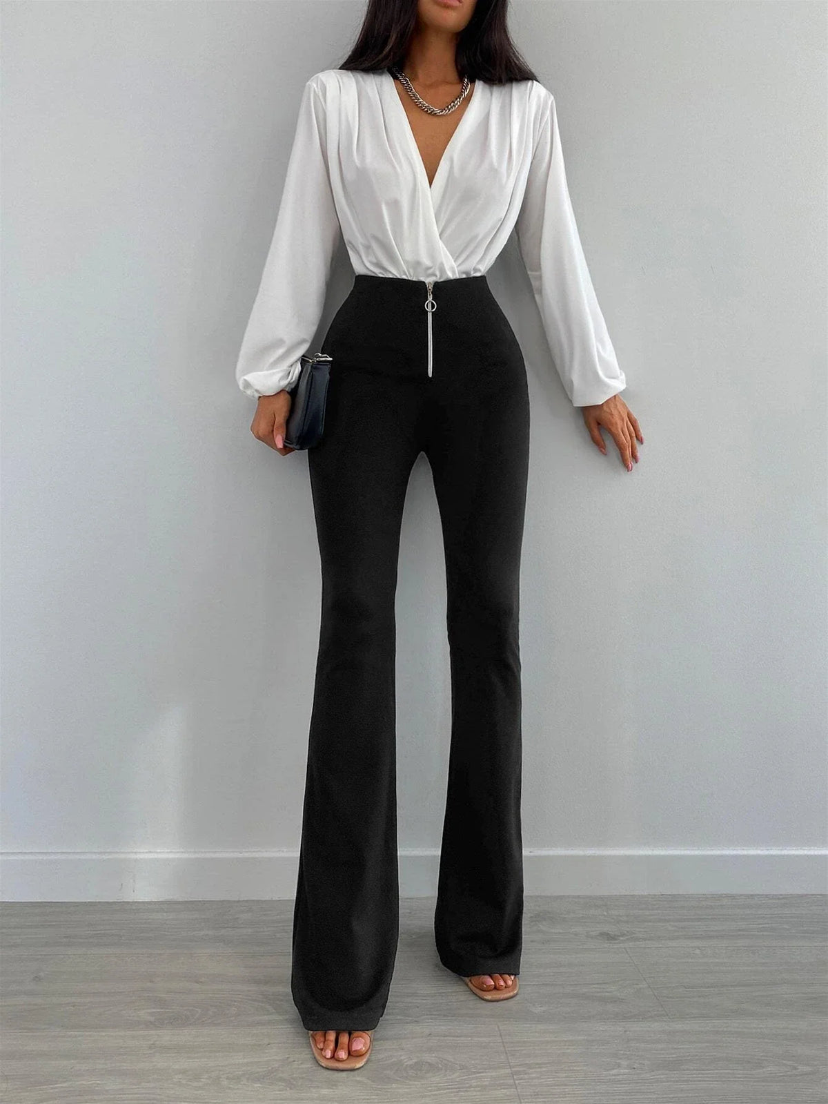 Pantaloni svasati con anello zip frontale