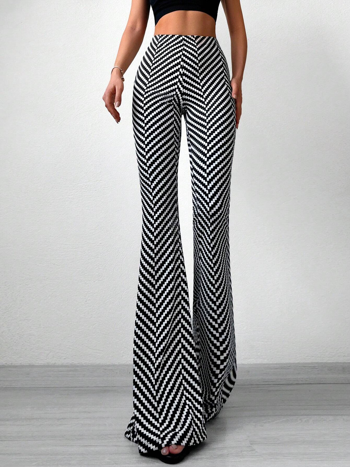 Pantaloni svasati con stampa chevron