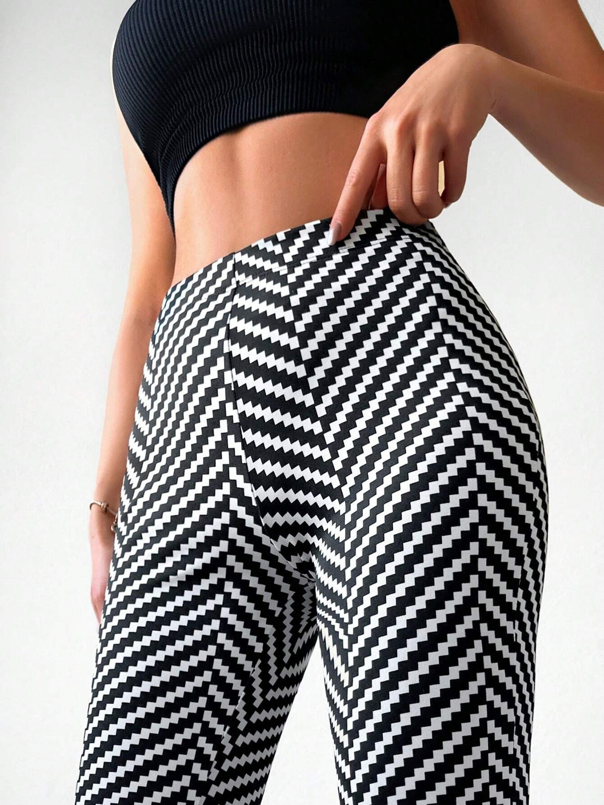 Pantaloni svasati con stampa chevron