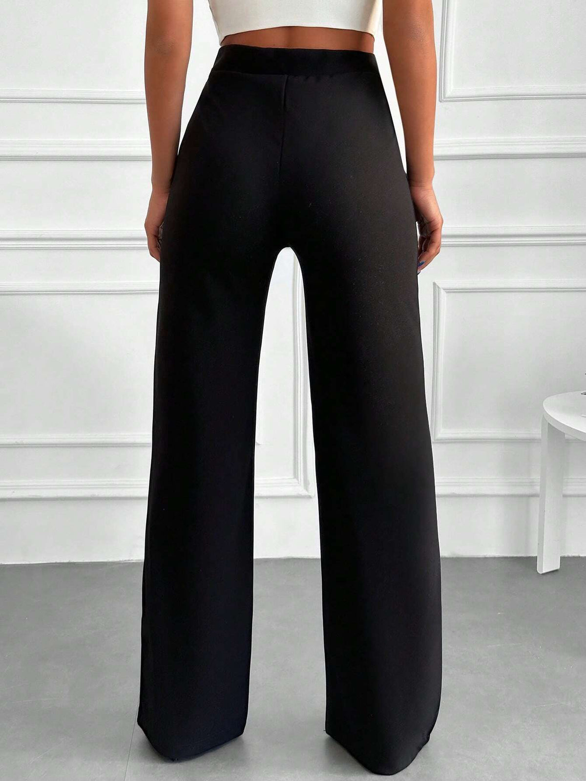 Pantaloni vita alta con bottone frontale