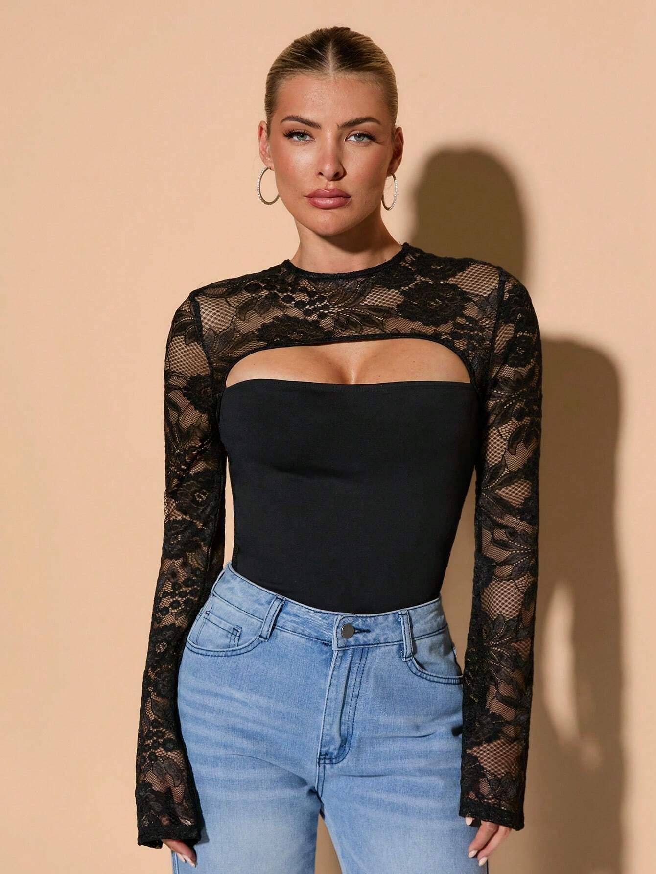 Top donna a maniche lunghe in maglia con dettagli in pizzo a contrasto collo a giro semplice ed elegante adatto per uscite appuntamenti serate e