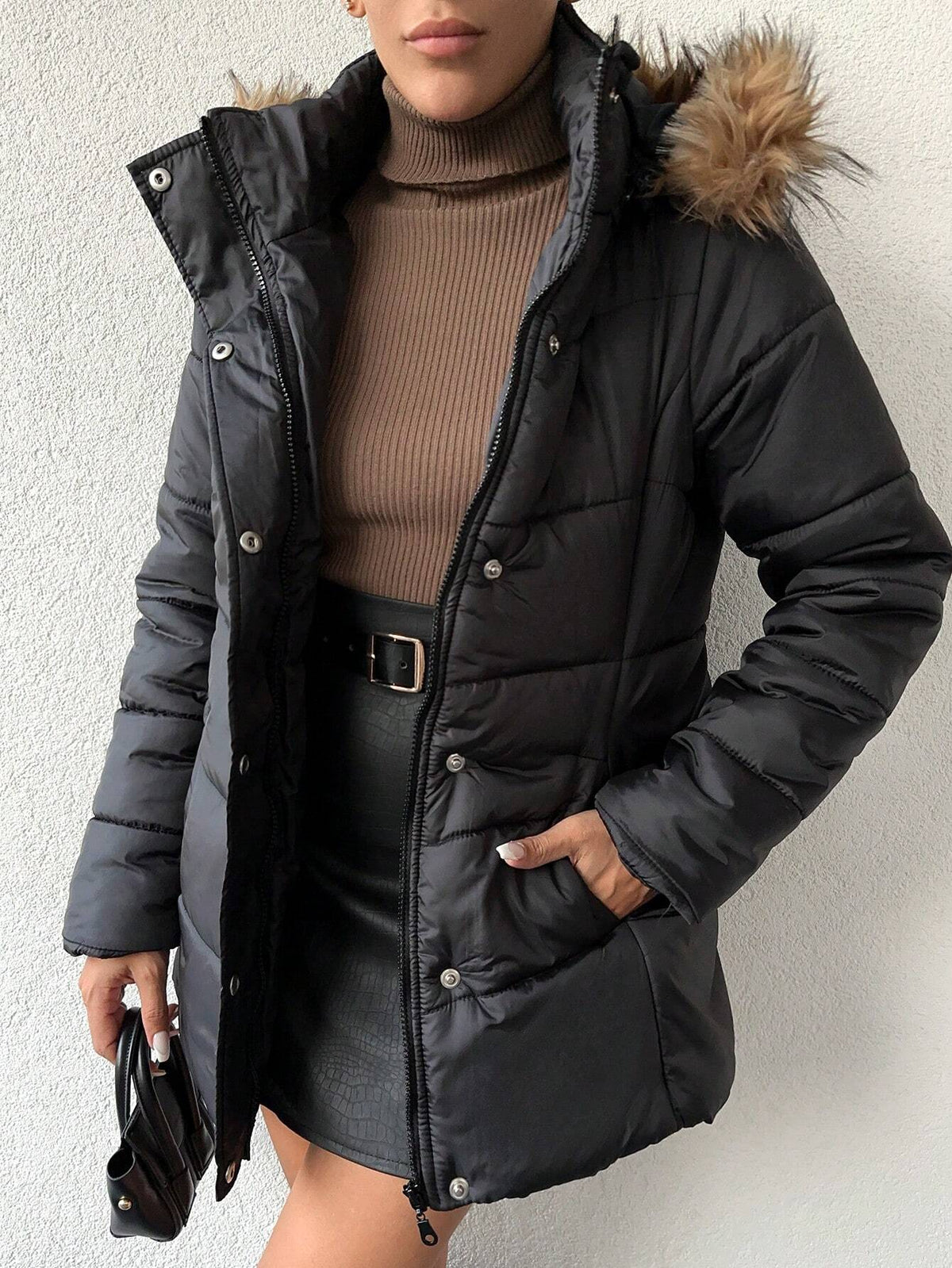 Cappotto Imbottito Con Cappuccio Con Zip Frontale Da Donna E Bordo In Peluche
