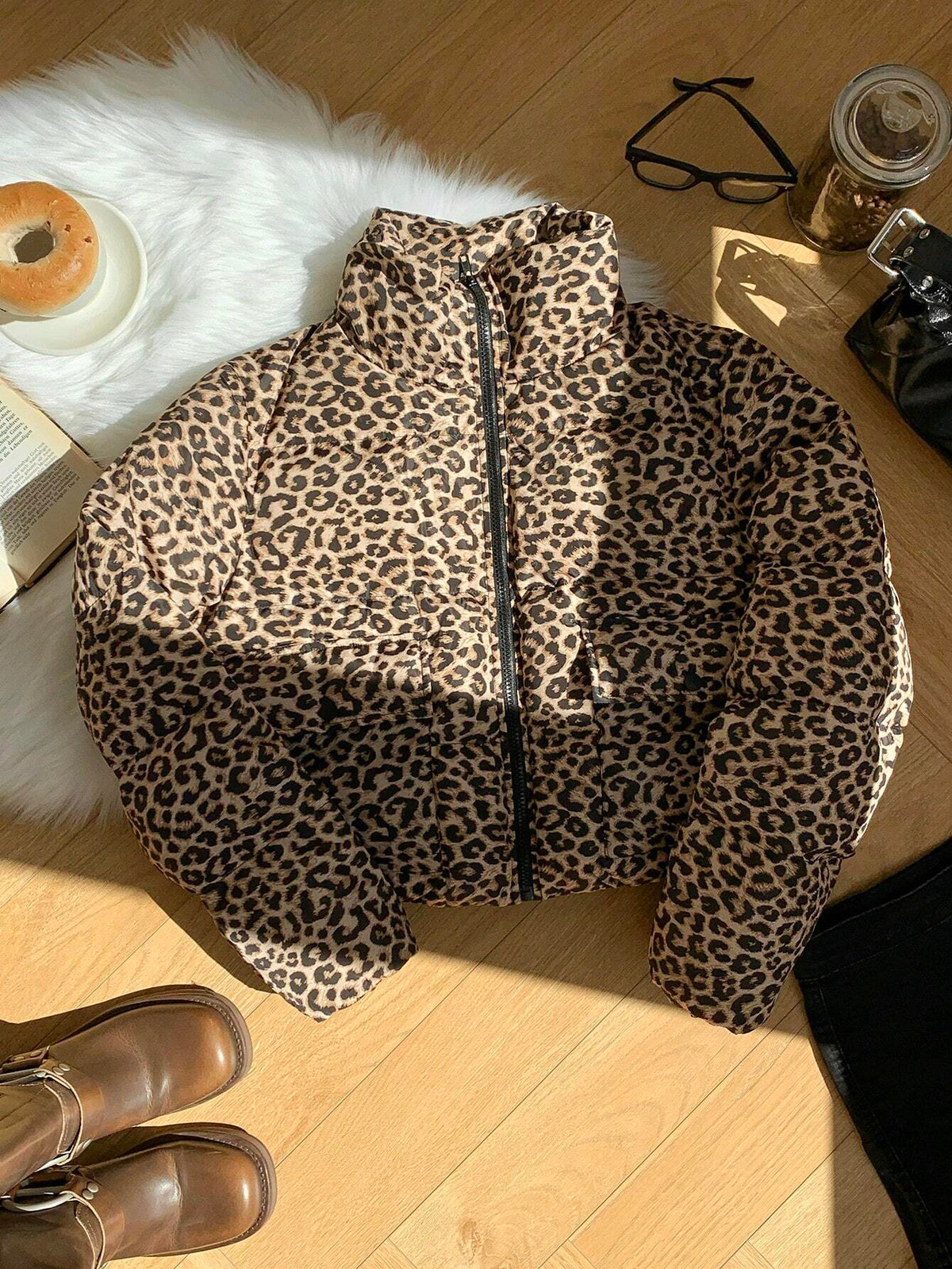 Giacca corta imbottita in piuma con stampa leopardata e zip frontale, manica lunga, per uso casual quotidiano da donna