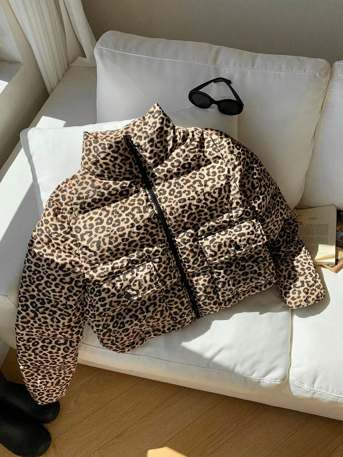 Giacca corta imbottita in piuma con stampa leopardata e zip frontale, manica lunga, per uso casual quotidiano da donna