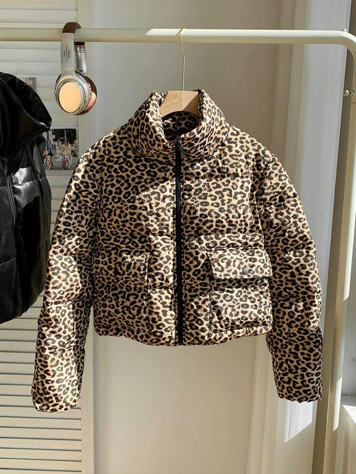 Giacca corta imbottita in piuma con stampa leopardata e zip frontale, manica lunga, per uso casual quotidiano da donna