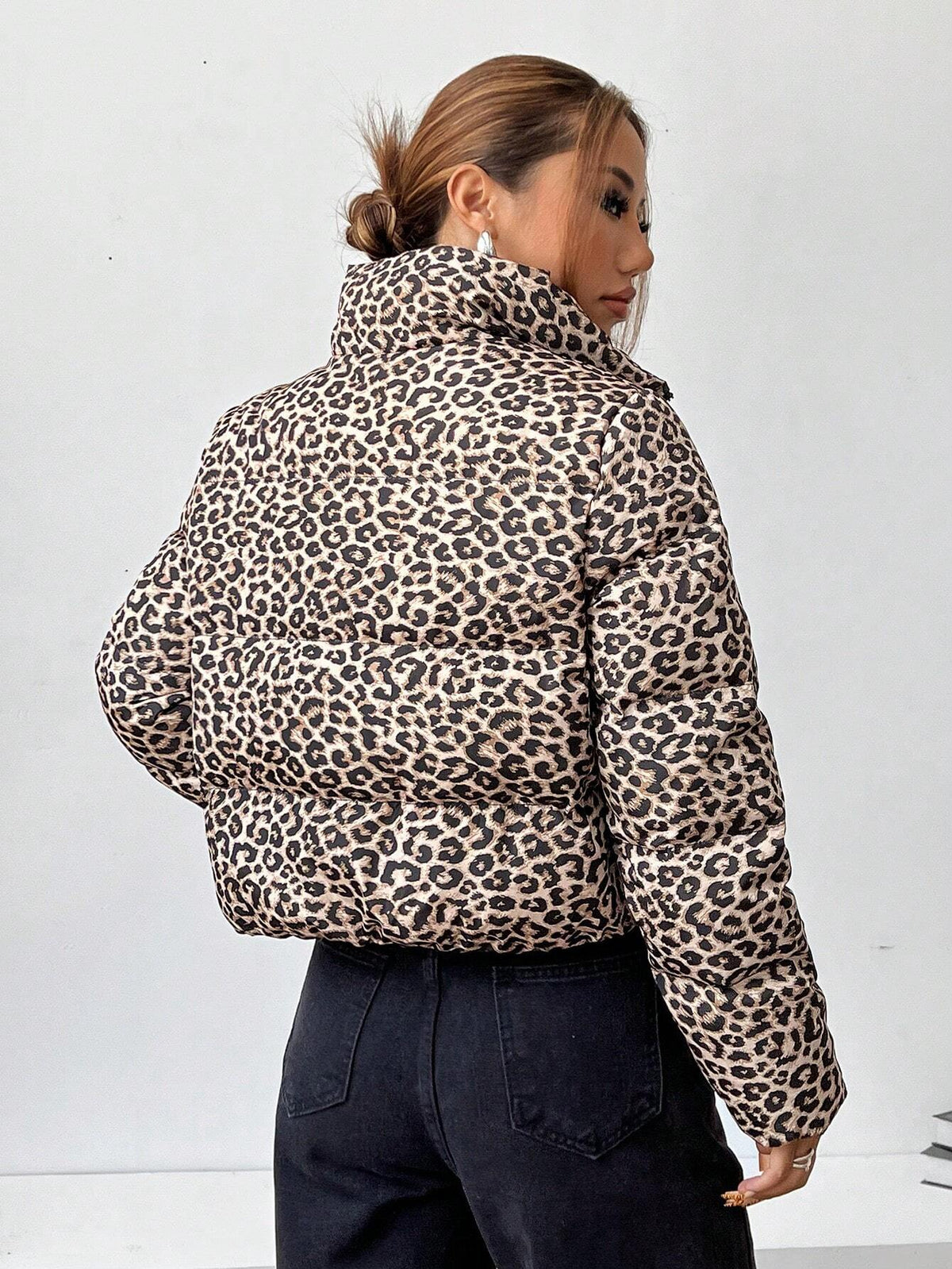 Giacca corta imbottita in piuma con stampa leopardata e zip frontale, manica lunga, per uso casual quotidiano da donna