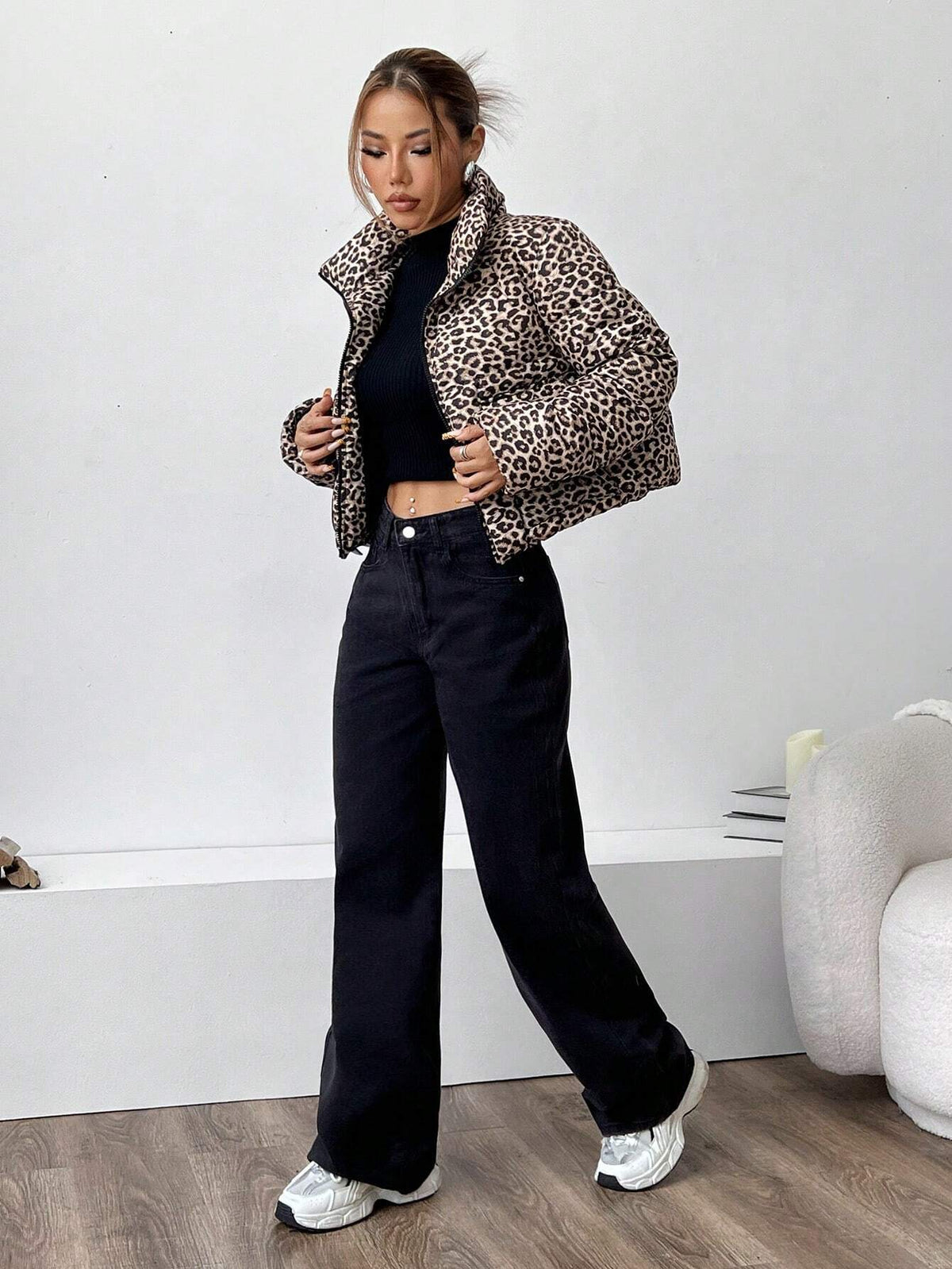 Giacca corta imbottita in piuma con stampa leopardata e zip frontale, manica lunga, per uso casual quotidiano da donna