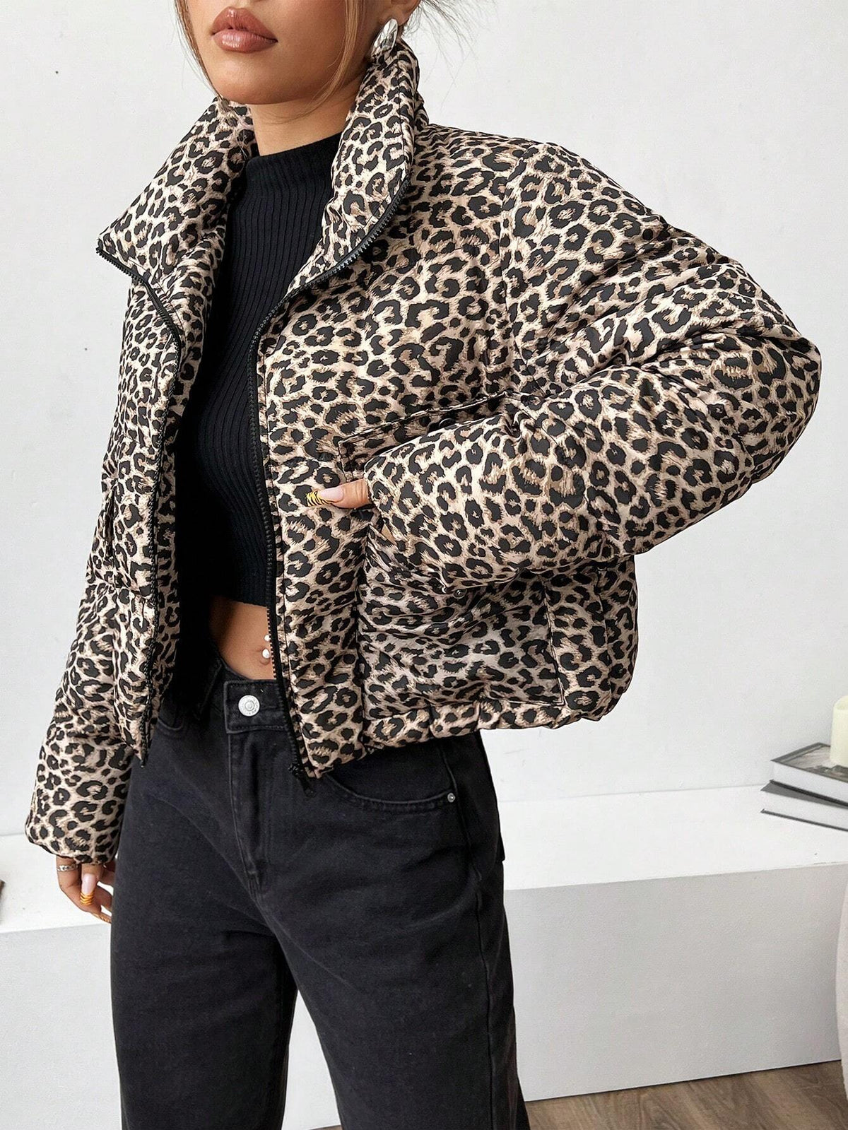 Giacca corta imbottita in piuma con stampa leopardata e zip frontale, manica lunga, per uso casual quotidiano da donna