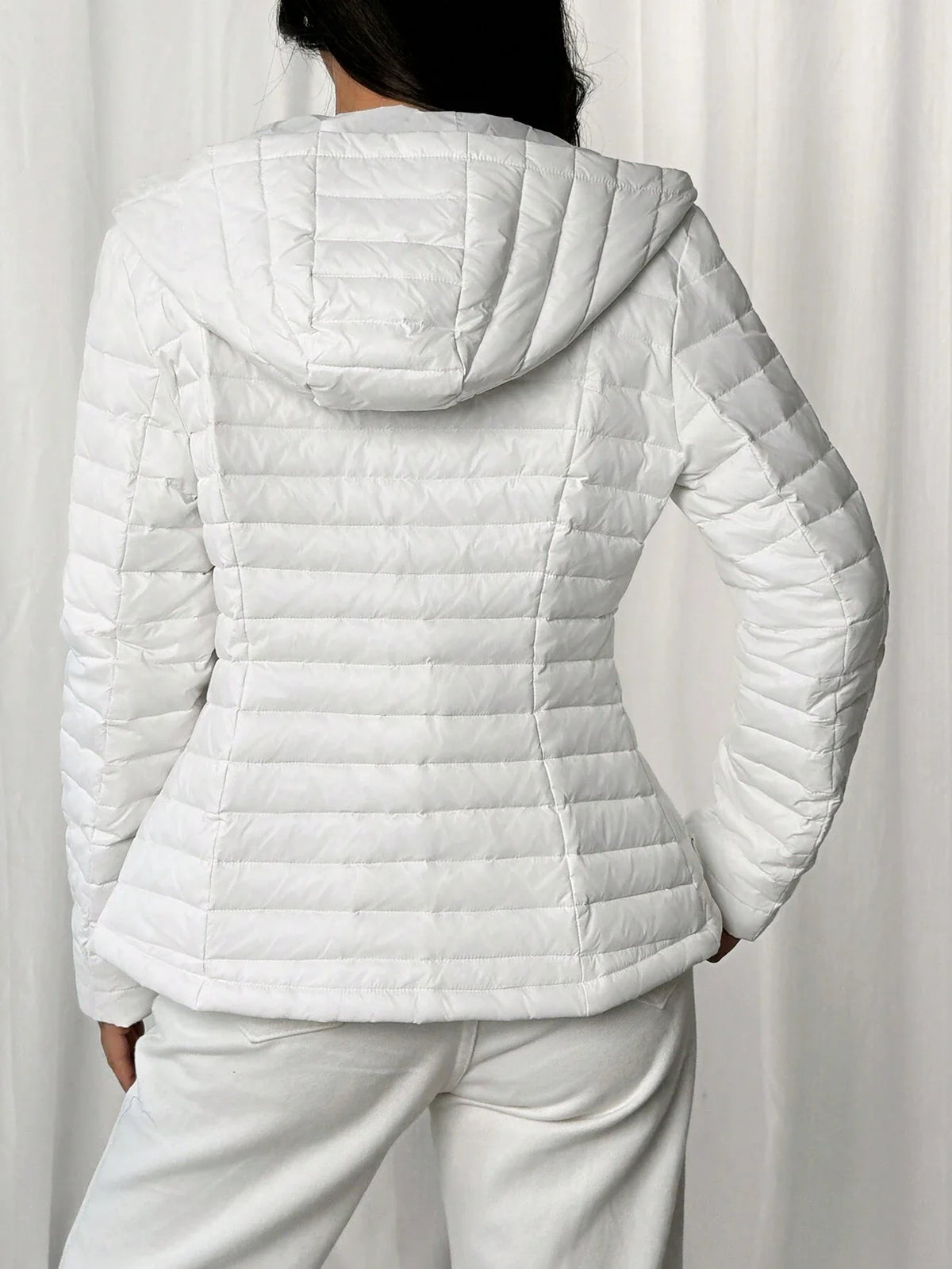 Giacca leggera slim fit con cappuccio in piuma d'oca