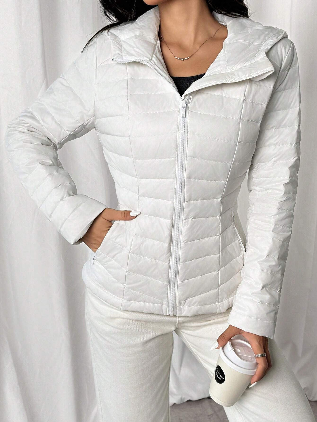 Giacca leggera slim fit con cappuccio in piuma d'oca