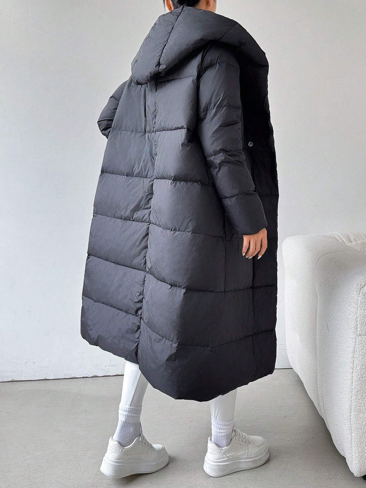 Giacca lunga imbottita con cappuccio, maniche lunghe, tasche e bottoni frontali, colore unito, per donne