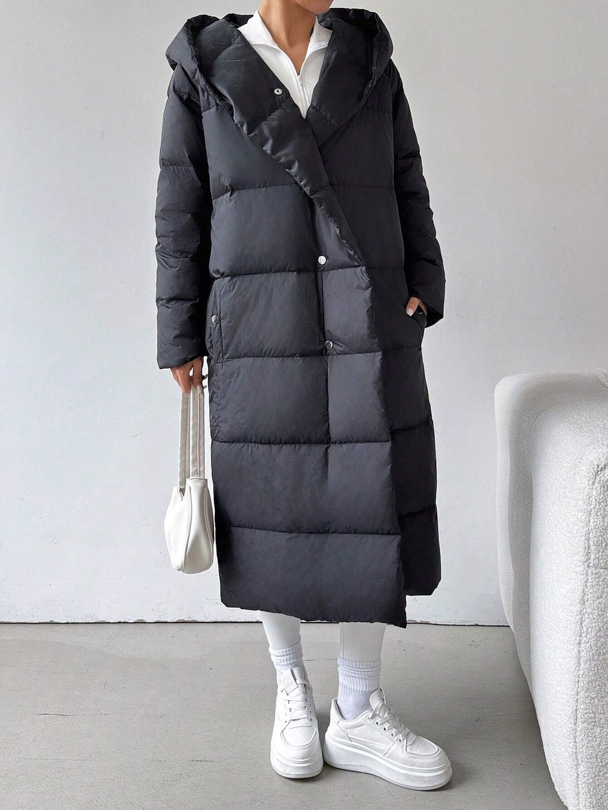 Giacca lunga imbottita con cappuccio, maniche lunghe, tasche e bottoni frontali, colore unito, per donne