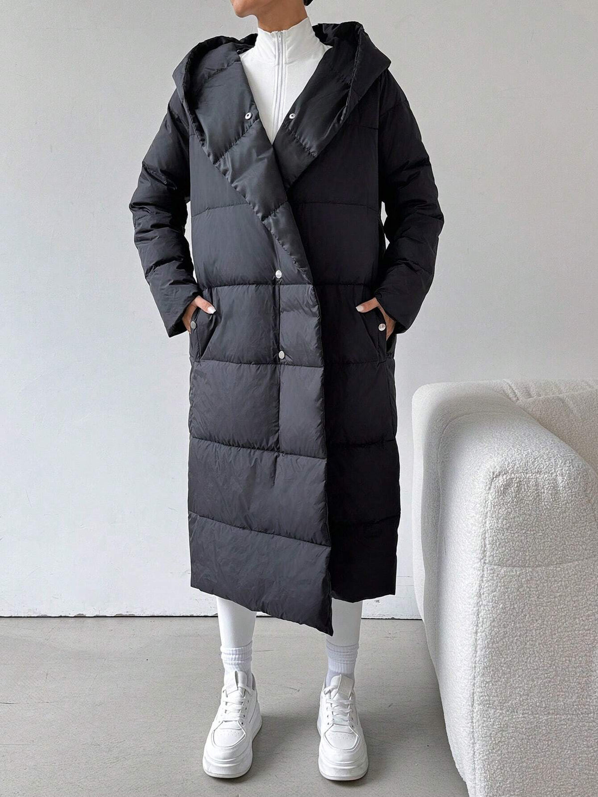 Giacca lunga imbottita con cappuccio, maniche lunghe, tasche e bottoni frontali, colore unito, per donne