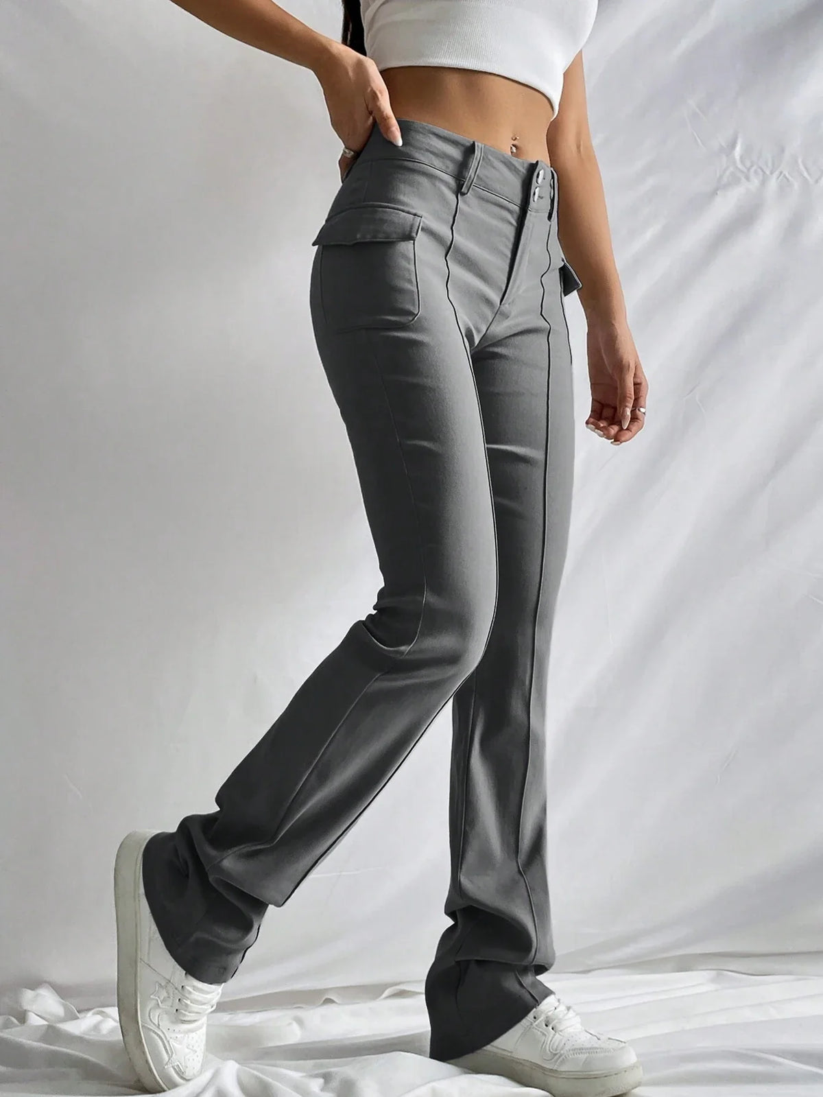 Pantaloni Grigi Con Dettaglio Aletta Retrò E Dettaglio Cucitura