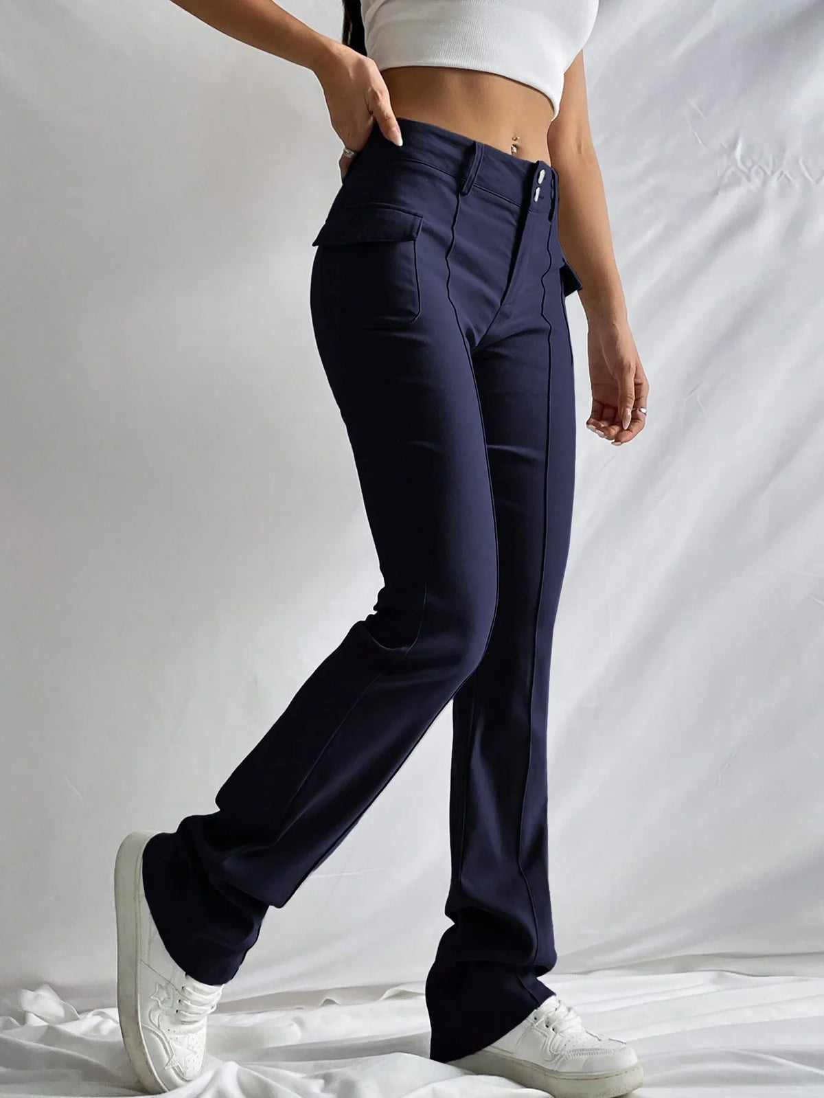 Pantaloni Grigi Con Dettaglio Aletta Retrò E Dettaglio Cucitura