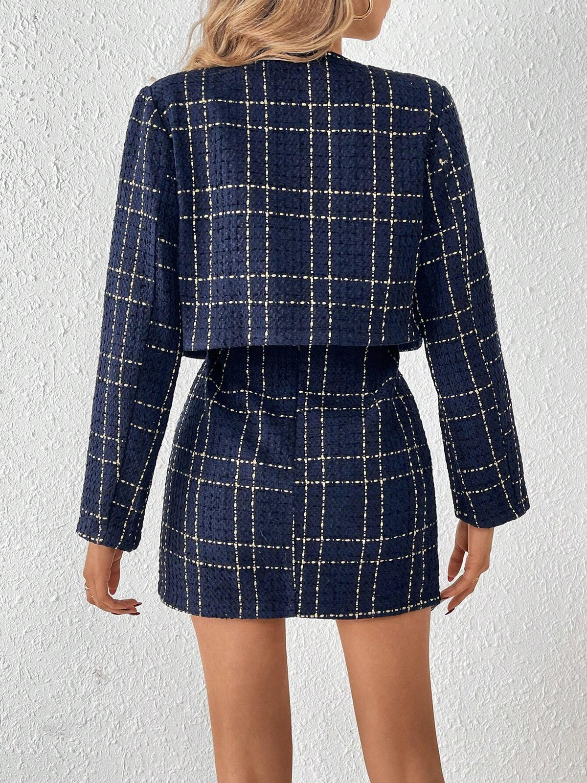 Cappotto Da Donna Con Bottoni Scozzesi Sul Davanti E Gonna Con Orlo Diviso In Due Pezzi