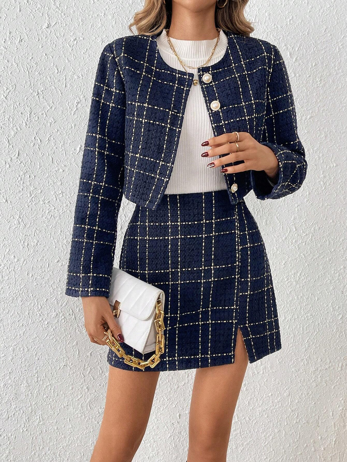 Cappotto Da Donna Con Bottoni Scozzesi Sul Davanti E Gonna Con Orlo Diviso In Due Pezzi