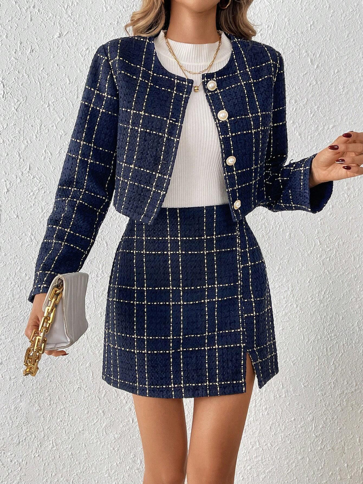 Cappotto Da Donna Con Bottoni Scozzesi Sul Davanti E Gonna Con Orlo Diviso In Due Pezzi