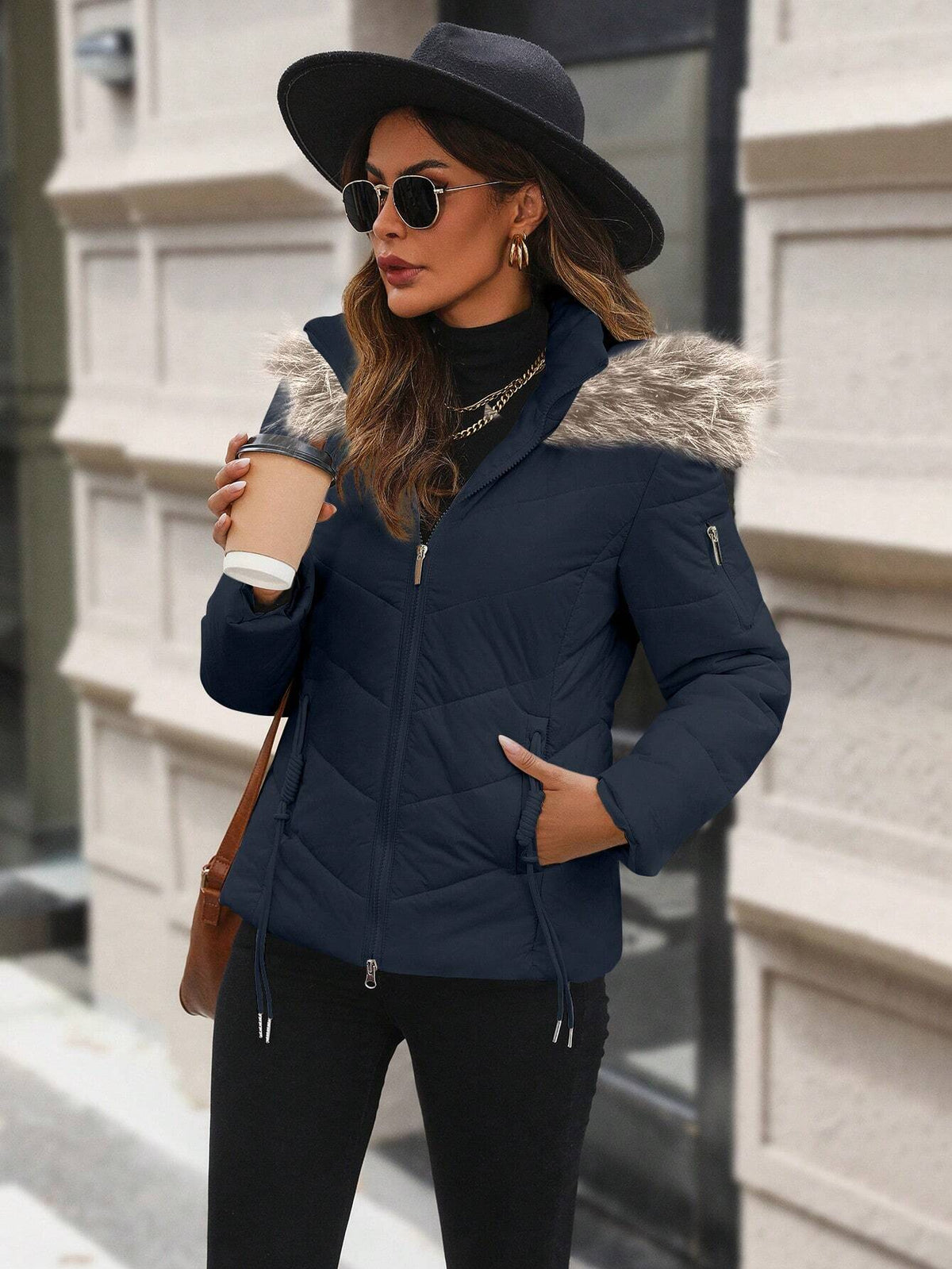Cappotto imbottito con cappuccio, decorato con peluche, con cerniera anteriore