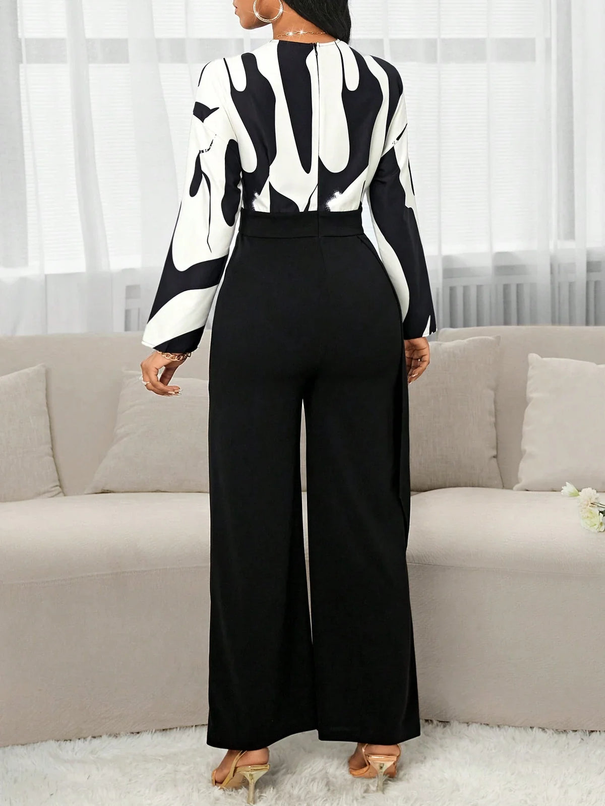 Camicia con collo a incrocio e stampa geometrica a maniche lunghe con pantaloni a gamba ampia neri e tuta da donna con decorazione catena in metallo, primavera-estate-autunno