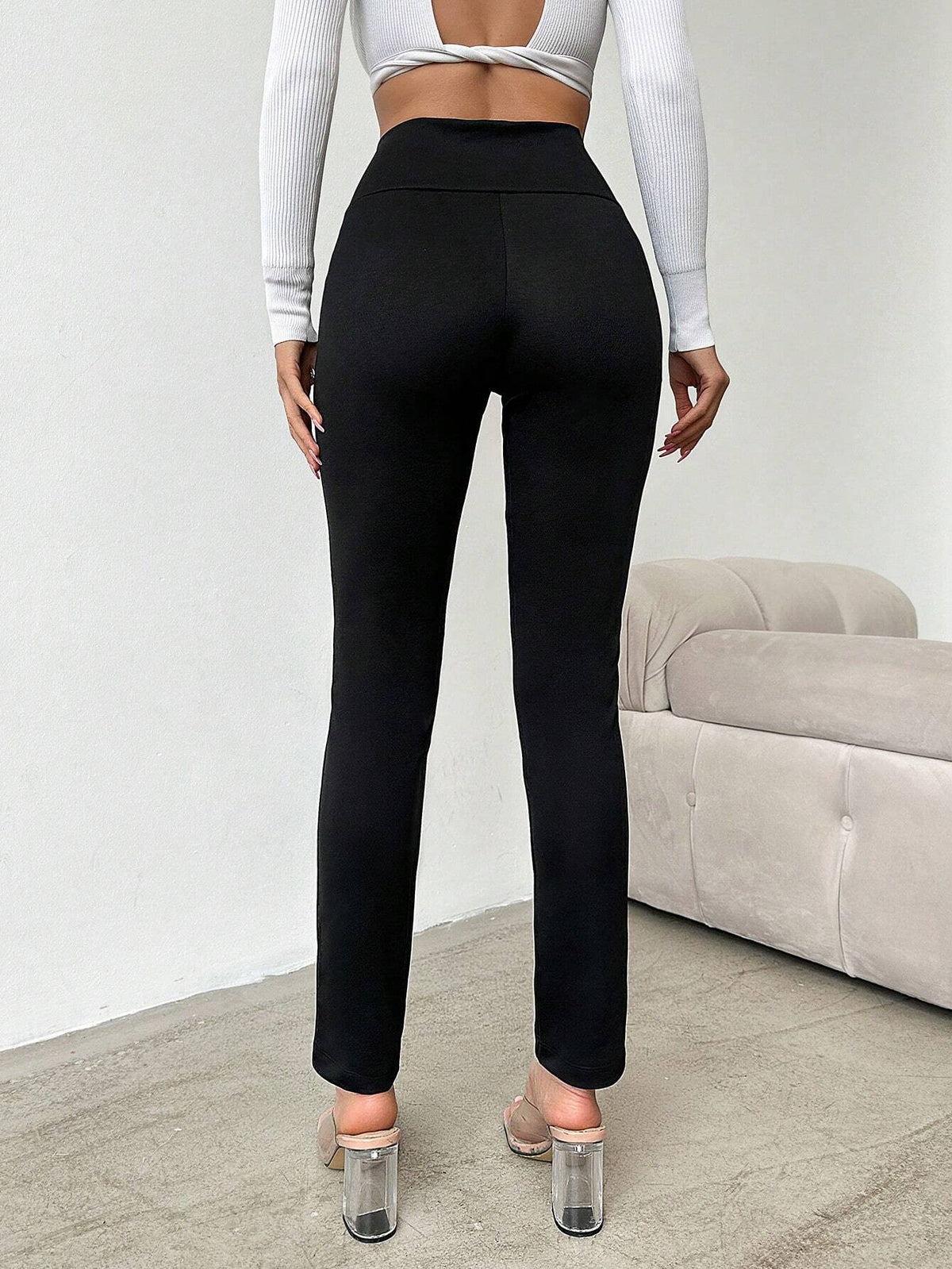 Pantaloni aderente vita alta dettaglio bottone