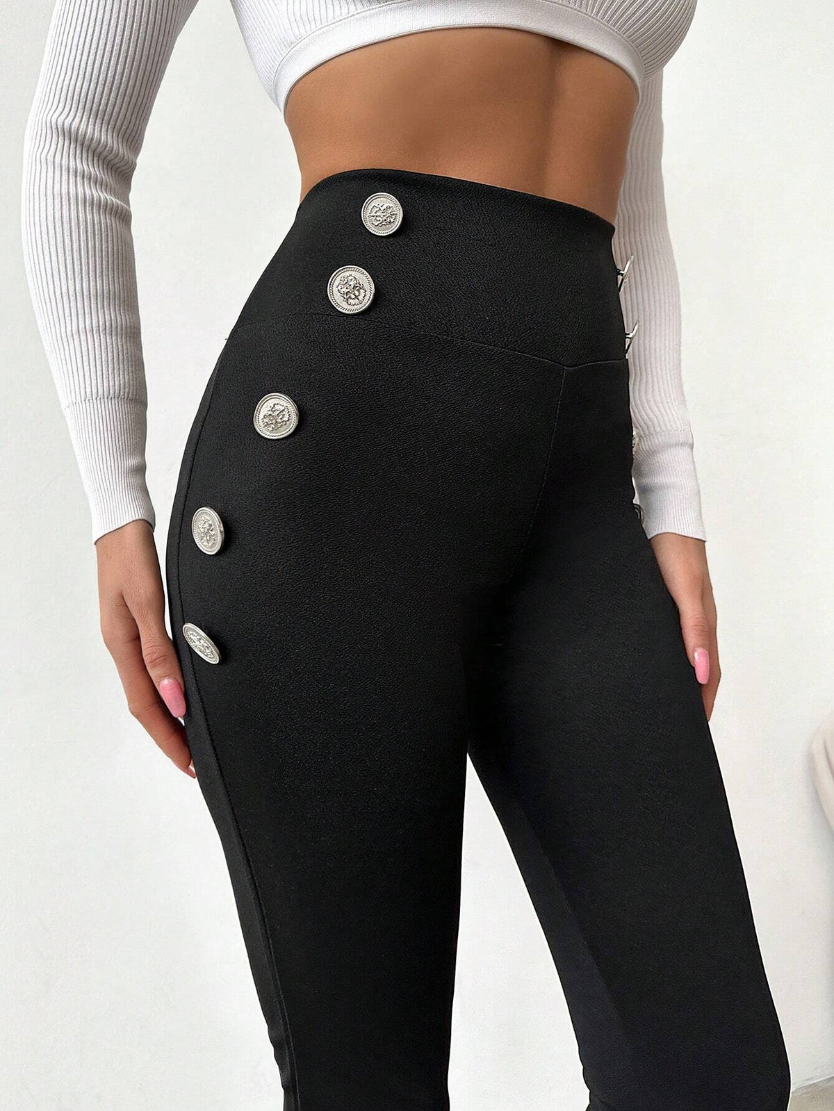 Pantaloni aderente vita alta dettaglio bottone