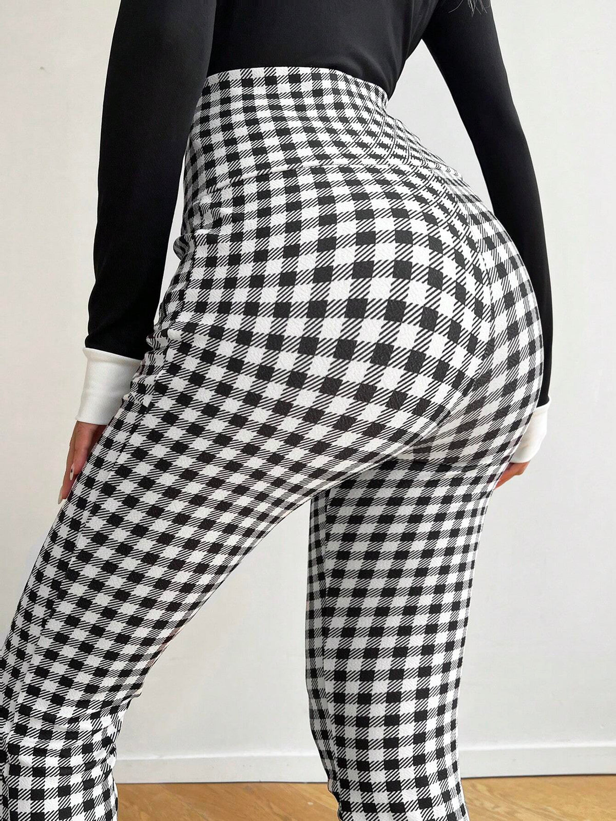 Pantaloni aderente vita alta dettaglio bottone