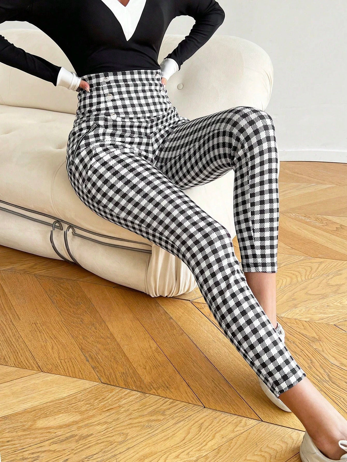 Pantaloni aderente vita alta dettaglio bottone