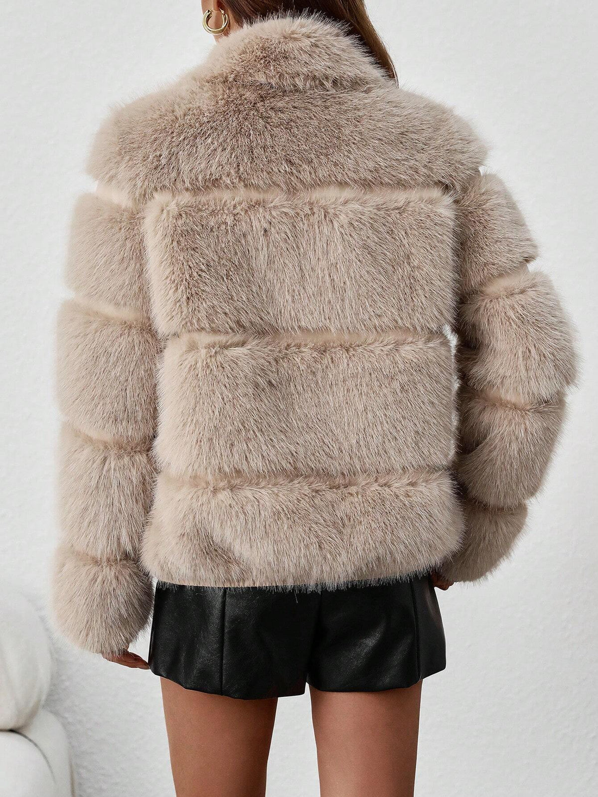 Cappotto invernale da donna in colore unito a maniche lunghe in lussuosa pelliccia finta