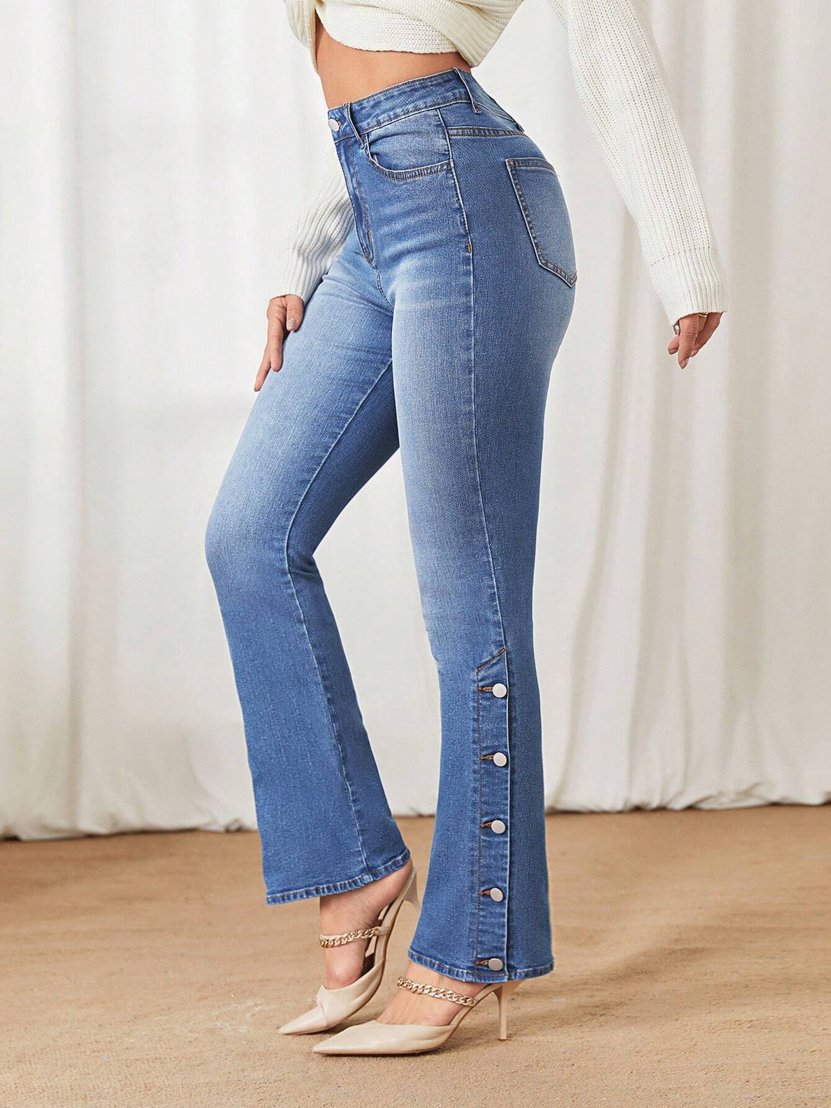 Jeans a gamba svasata dettaglio bottone