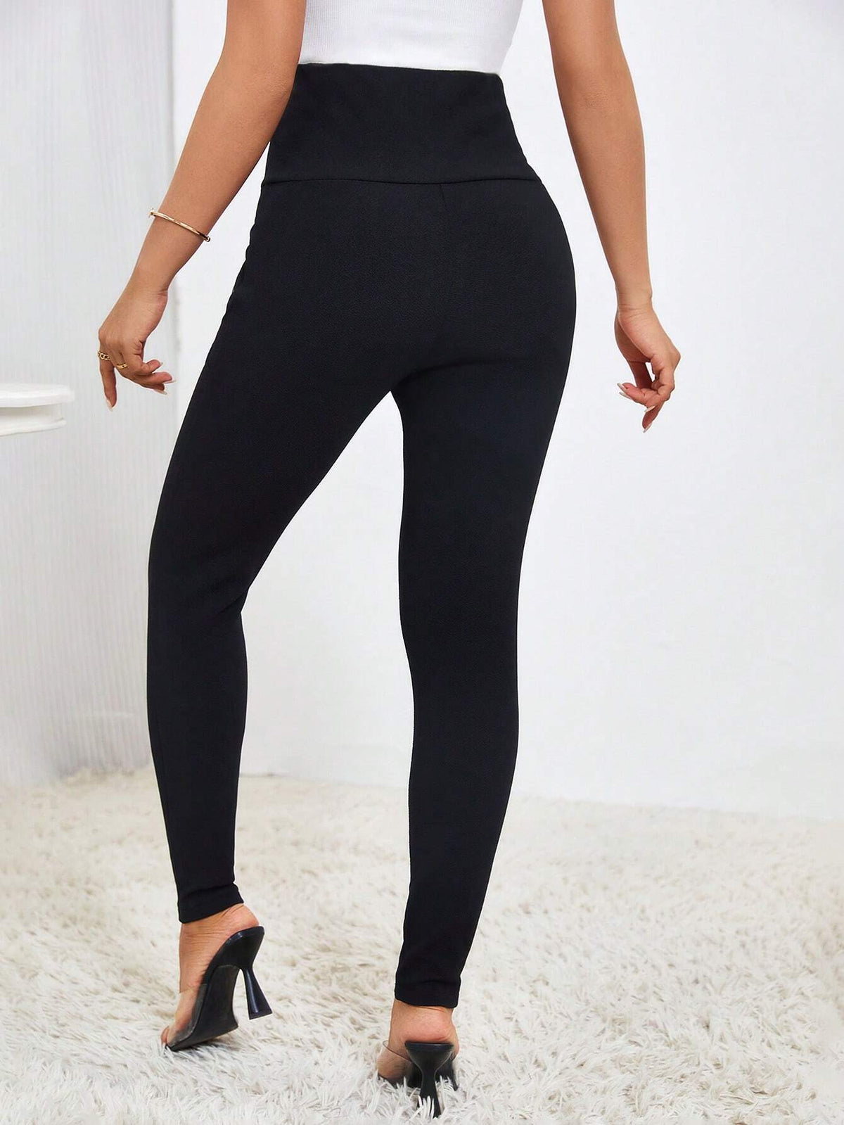 Pantaloni aderente vita alta dettaglio bottone