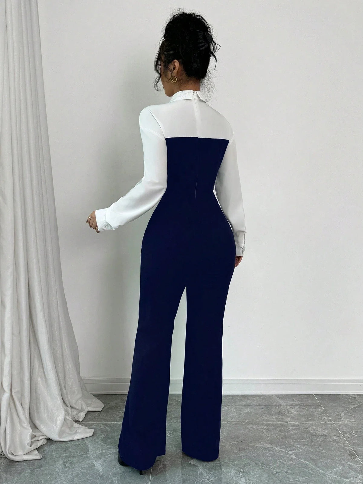 Tuta da donna a zampa larga con colletto, nera e bianca, con effetto patchwork, attillata