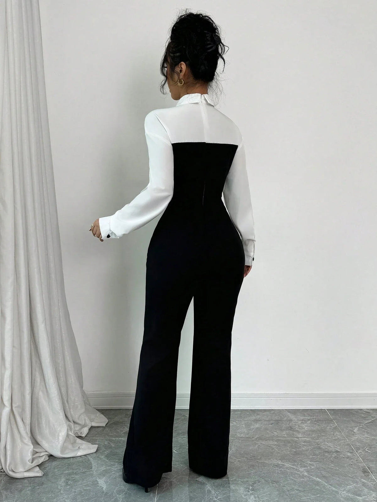 Tuta da donna a zampa larga con colletto, nera e bianca, con effetto patchwork, attillata