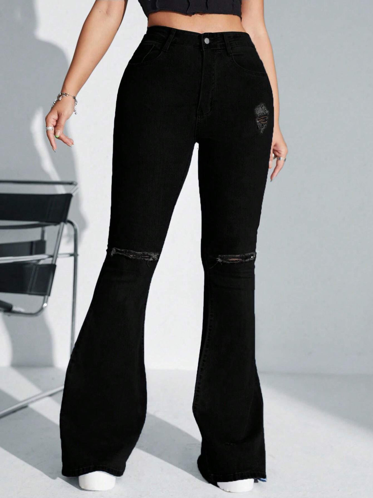 Jeans a gamba svasata vita alta con strappati