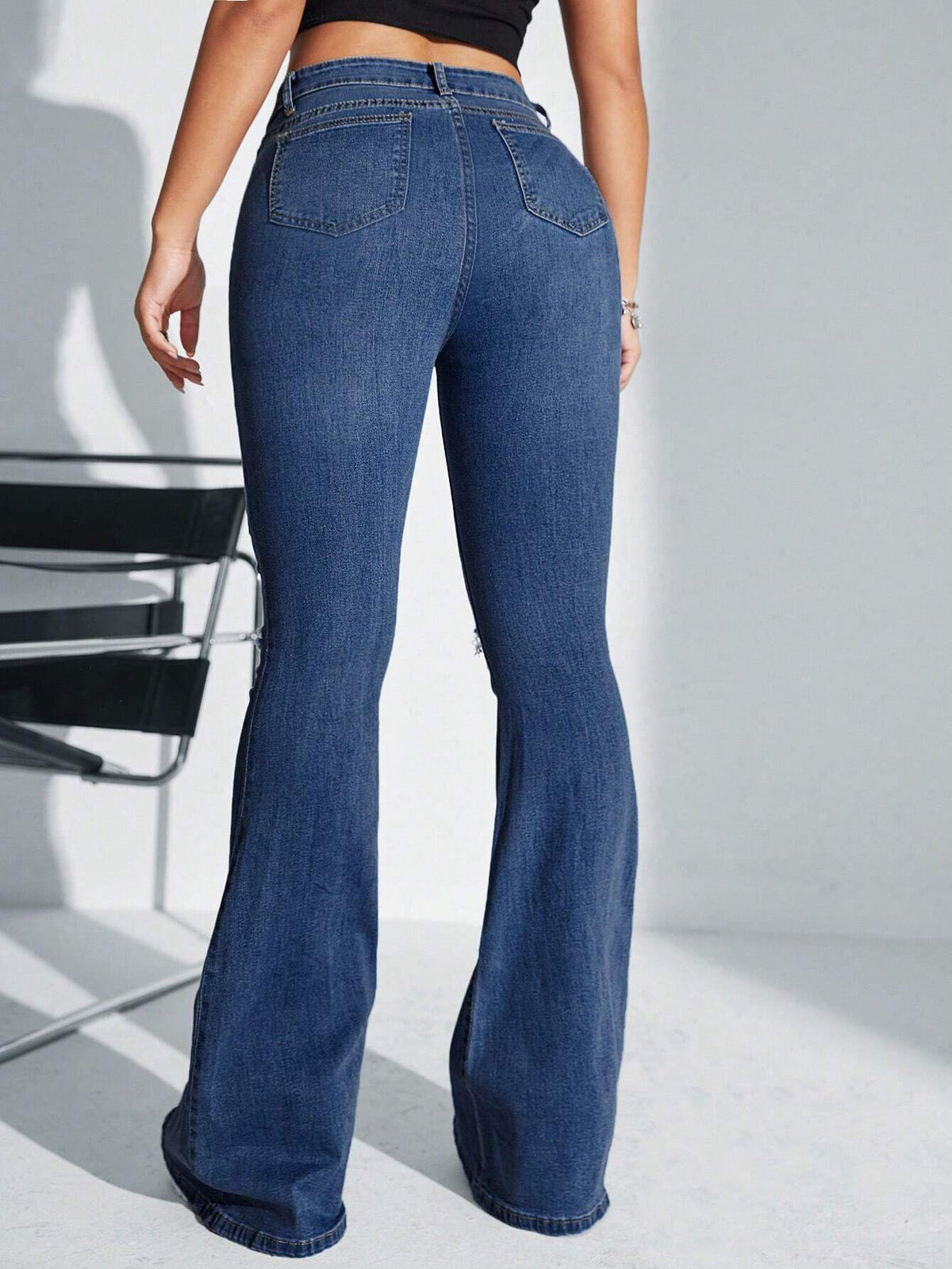 Jeans a gamba svasata vita alta con strappati